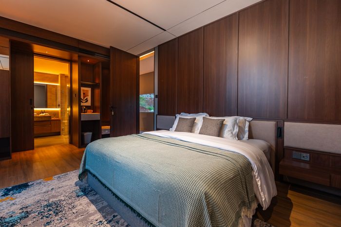 Kamar tidur utama dengan panel kayu dan kamar mandi dalam