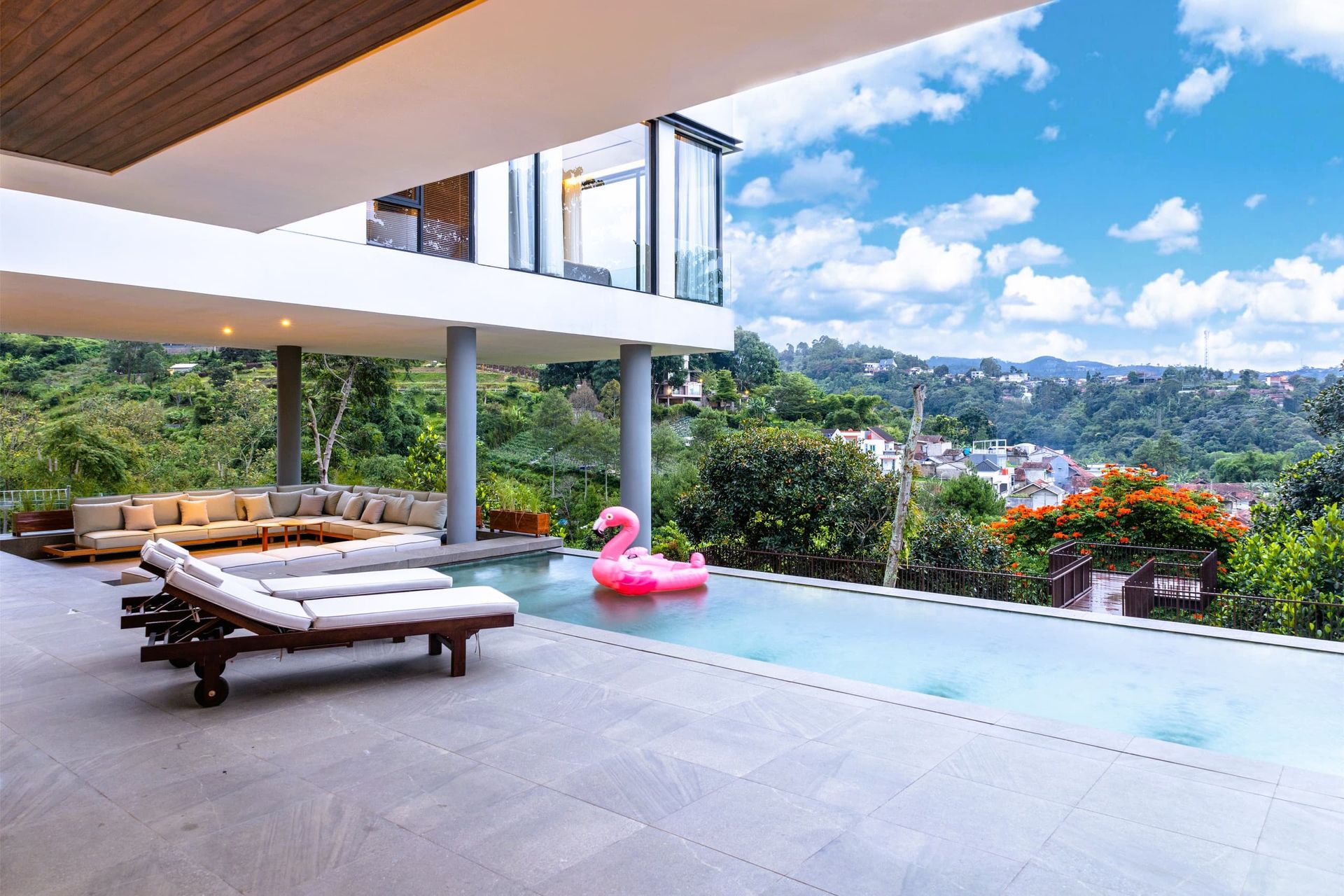 Kolam renang infinity air hangat BugenVilla dengan lounge dan pemandangan perbukitan Lembang