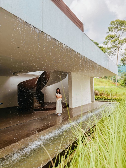 Air terjun dari atap di depan tangga spiral BugenVilla