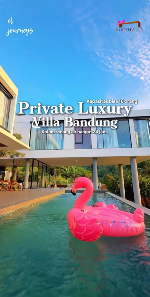 Kolam renang air hangat BugenVilla dengan pelampung flamingo